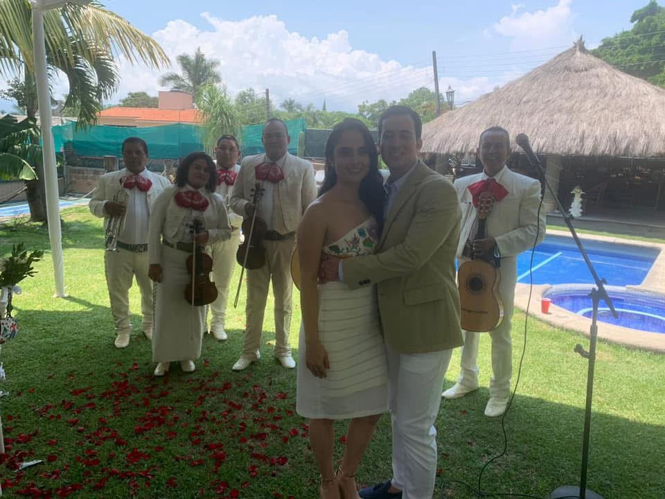 Xiu y Eduardo con mariachis