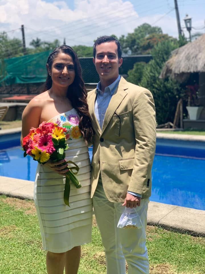 Xiu y Eduardo con ramo